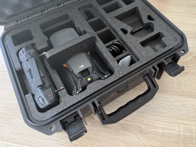 Mavic 3T und Fernsteuerung im Transportkoffer